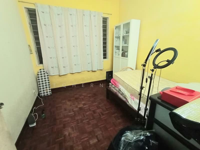 Pangsapuri untuk Dijual di Mawar Apartment - Eqhern Oon - Bedroom - PropertyGuru.com.my
