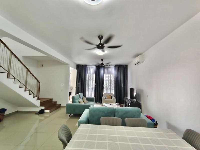 Rumah Teres 2 Tingkat untuk Dijual di Bandar Serenia (Dengkil) - Pit Zahid - Living Room - PropertyGuru.com.my