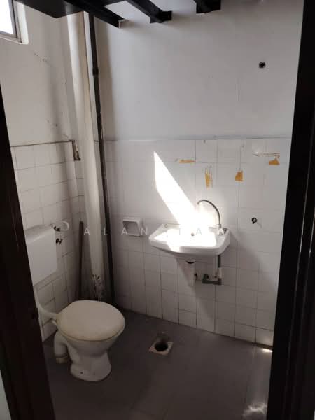 Factory for Rent in Bandar Bukit Beruntung (Bukit Beruntung) - Alan Tan - Bathroom - PropertyGuru.com.my
