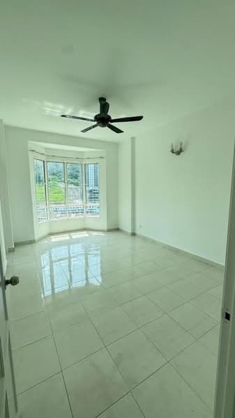 Kondominium untuk Dijual di Regency Heights Condo - S J Foo - Living Room - PropertyGuru.com.my