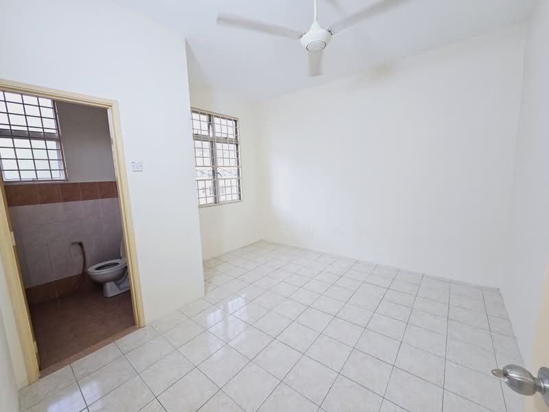 Pangsapuri untuk Disewa di Bayu Villa - Tabris Wong - Bathroom - PropertyGuru.com.my