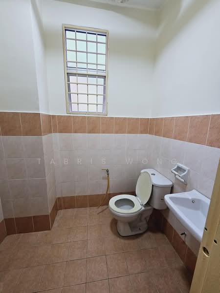 Pangsapuri untuk Disewa di Bayu Villa - Tabris Wong - Bathroom - PropertyGuru.com.my