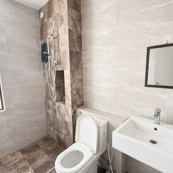 Rumah Teres 2 Tingkat untuk Disewa di Taman Seri Austin (Tebrau) - Edward Siow - Bathroom - PropertyGuru.com.my