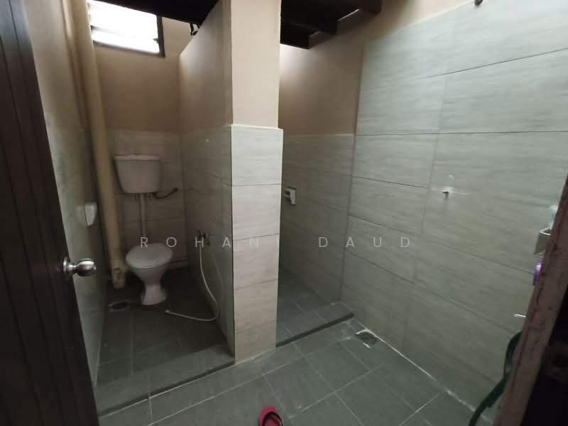 Shop / Office for Rent in Kajang 2 (Kajang) - Rohani Daud - Bathroom - PropertyGuru.com.my