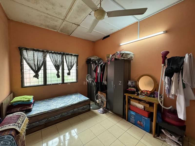 Rumah Teres 1-Tingkat untuk Dijual di Seksyen 17 (Shah Alam) - Nur Hanizah - Bedroom - PropertyGuru.com.my