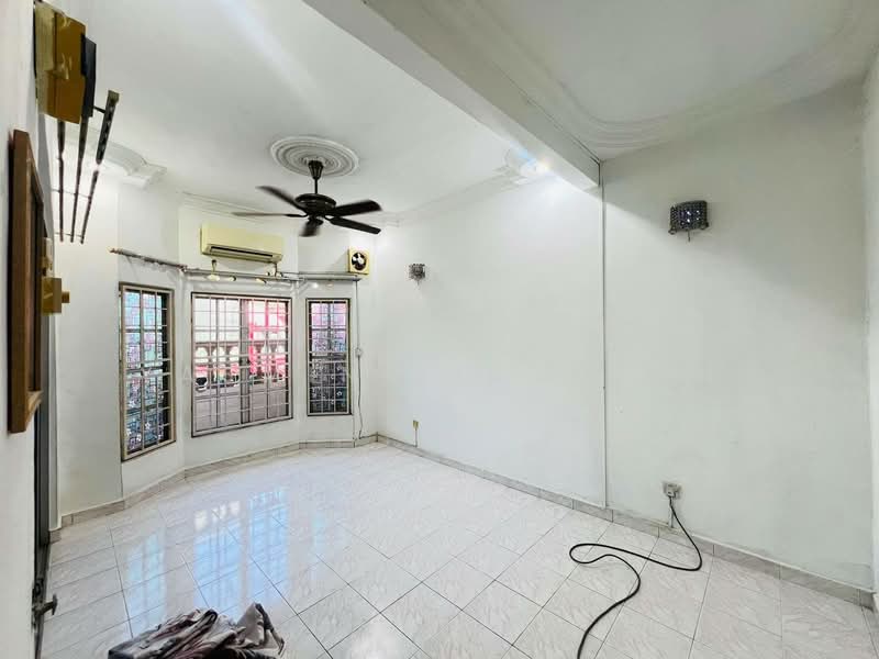 1-storey Terraced House for Sale in Bandar Kinrara Seksyen 1 (Bandar Kinrara) - Yasmin Sulaiman - Living Room - PropertyGuru.com.my