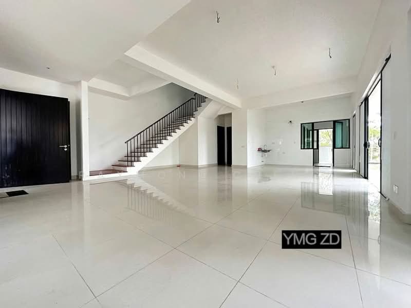 Rumah Teres 3 Tingkat untuk Dijual di Duta Villa (Setia Alam) - Raymond Cheng - Living Room - PropertyGuru.com.my