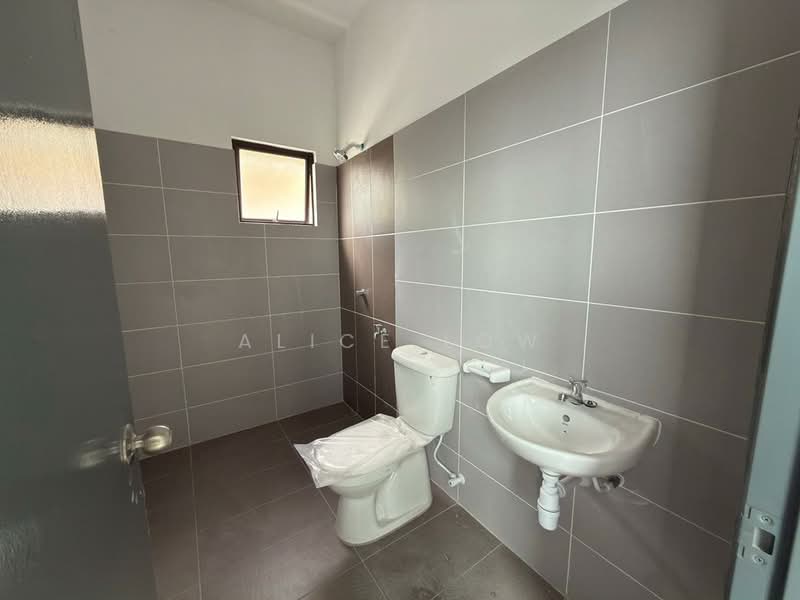 Rumah Berkembar untuk Dijual di Taman Scientex Rawang (Rawang) - Alice Low - Bathroom - PropertyGuru.com.my