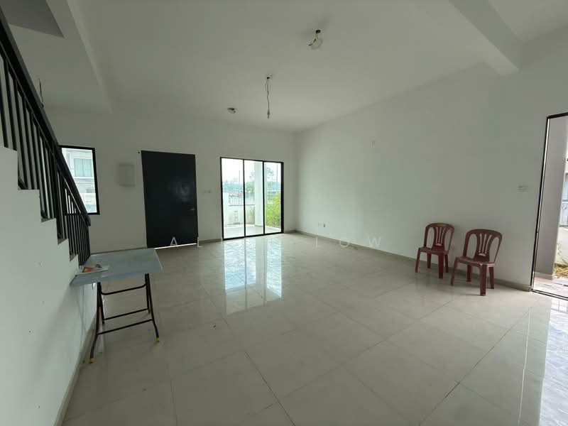 Rumah Berkembar untuk Dijual di Taman Scientex Rawang (Rawang) - Alice Low - Living Room - PropertyGuru.com.my