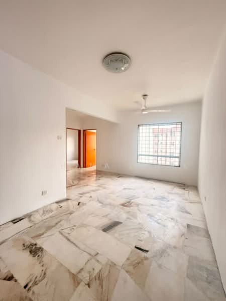 Pangsapuri untuk Disewa di Residensi Warnasari 3 - Rohana Ishak - Living Room - PropertyGuru.com.my