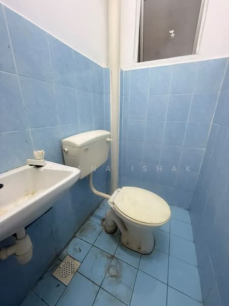 Pangsapuri untuk Disewa di Residensi Warnasari 3 - Rohana Ishak - Bathroom - PropertyGuru.com.my