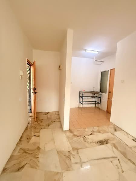 Pangsapuri untuk Disewa di Residensi Warnasari 3 - Rohana Ishak - Kitchen - PropertyGuru.com.my