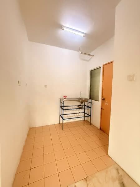 Pangsapuri untuk Disewa di Residensi Warnasari 3 - Rohana Ishak - Kitchen - PropertyGuru.com.my