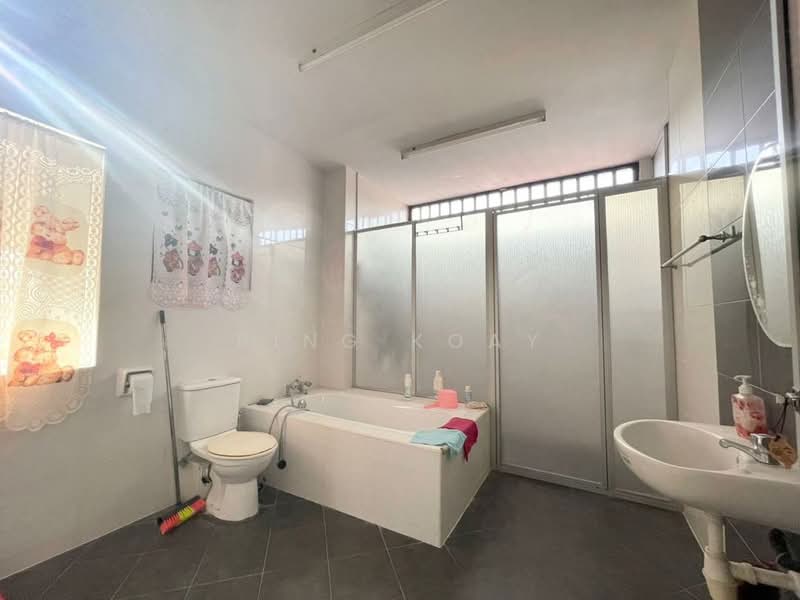 Rumah Teres 3-Tingkat untuk Dijual di Setia Pearl Island (Bayan Lepas) - Ping Koay - Bathroom - PropertyGuru.com.my