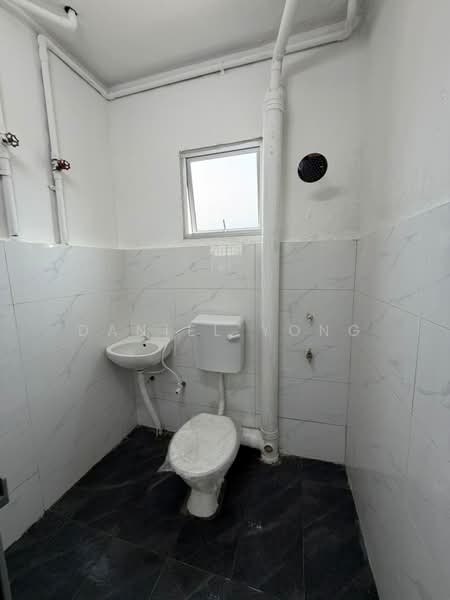 Rumah Teres 2 Tingkat untuk Dijual di Taman Mawar (Layang Layang) - Daniel Yong - Bathroom - PropertyGuru.com.my