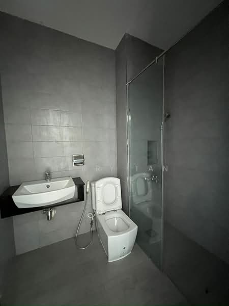 Kediaman Servis untuk Dijual di Paragon Suites @ CIQ - Terry Tan - Bathroom - PropertyGuru.com.my