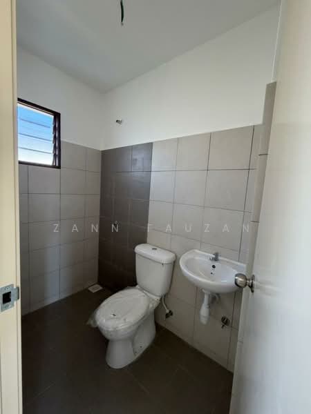 Rumah Teres 2 Tingkat untuk Disewa di Taman Bunga Raya (Serendah) - Zann Fauzan - Bathroom - PropertyGuru.com.my