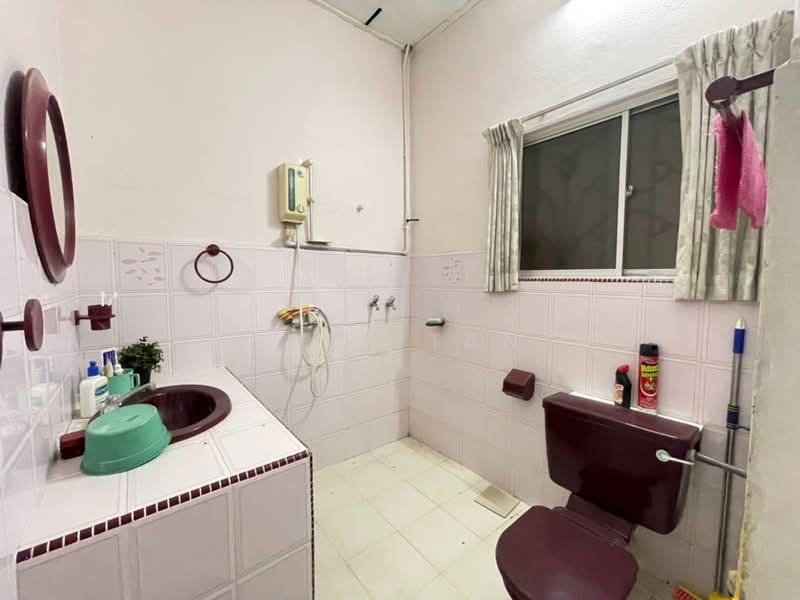 2-storey Terraced House for Sale in Taman Kolam Air (Johor Bahru) - Iden Tan - Bathroom - PropertyGuru.com.my
