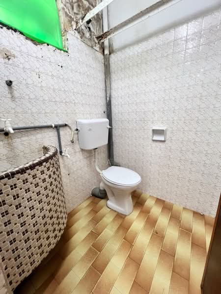 Rumah Flat untuk Dijual di Flat Taman Ungku Tun Aminah - Erica Lim - Bathroom - PropertyGuru.com.my