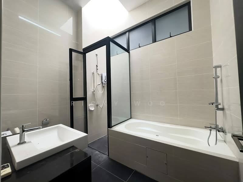Rumah Kluster untuk Dijual di Taman Tropika (Kulai) - Ricky Woo - Bathroom - PropertyGuru.com.my