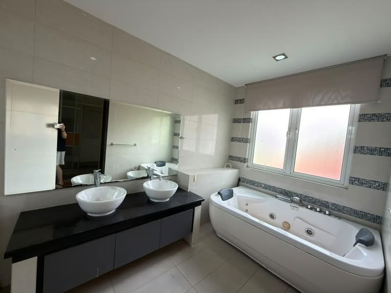 Rumah Banglo untuk Disewa di Bluwater Estate (Seri Kembangan) - Hugo Gooi - Bathroom - PropertyGuru.com.my