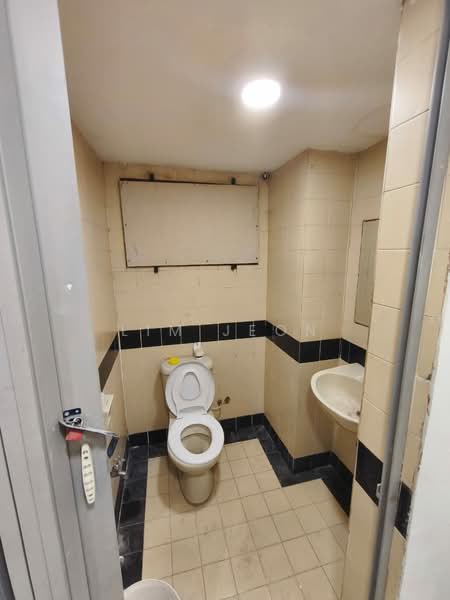 Shop for Rent in Bandar Sunway (Sunway) - Lim Jeon - Bathroom - PropertyGuru.com.my