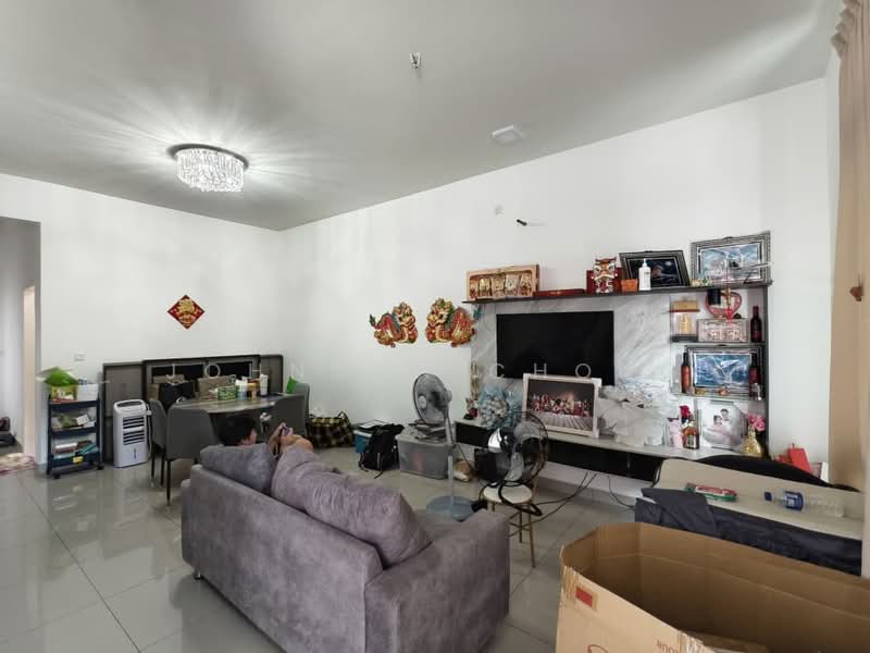 Rumah Teres 2 Tingkat untuk Disewa di Taman Seri Austin (Tebrau) - Johnson Chong - Living Room - PropertyGuru.com.my