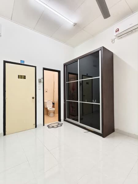 1-storey Terraced House for Sale in Taman Seri Austin (Tebrau) - Karl Lim - Bathroom - PropertyGuru.com.my