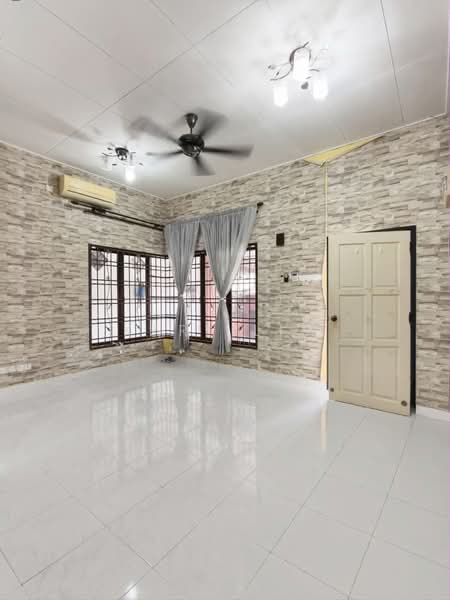 1-storey Terraced House for Sale in Taman Seri Austin (Tebrau) - Karl Lim - Living Room - PropertyGuru.com.my