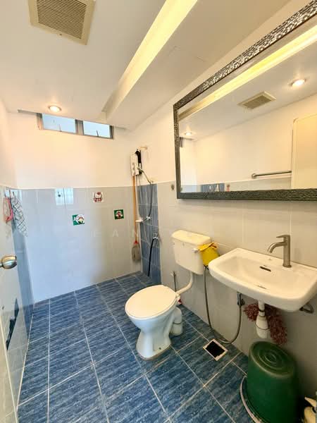 Pangsapuri untuk Dijual di Indah Court Apartment - Sean Yeoh - Bathroom - PropertyGuru.com.my
