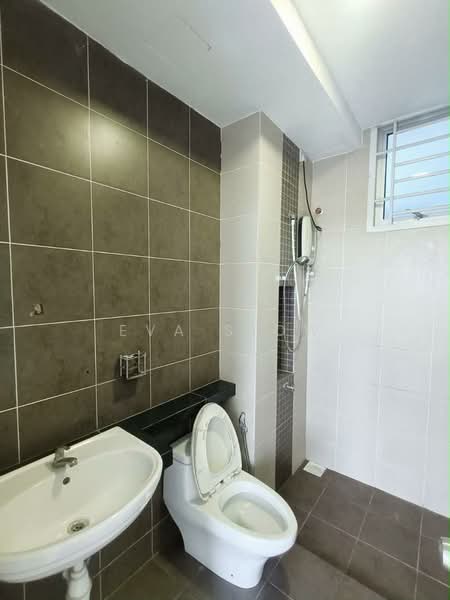 Pangsapuri untuk Dijual di D'Rich Executive Suites - Eva Siow - Bathroom - PropertyGuru.com.my