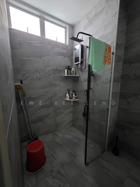 Semi-Detached House for Sale in Taman Bukit Jaya (Ulu Tiram) - Ewe Bee Leng - Bathroom - PropertyGuru.com.my