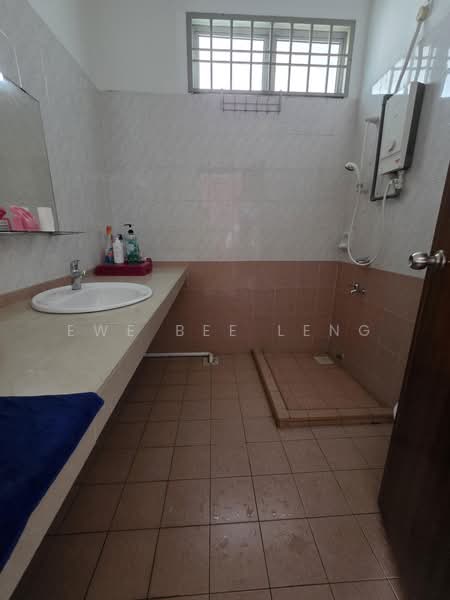 Semi-Detached House for Sale in Taman Bukit Jaya (Ulu Tiram) - Ewe Bee Leng - Bathroom - PropertyGuru.com.my