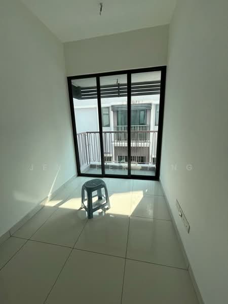 Semi-Detached House for Sale in Telok Panglima Garang (Selangor) - Jeniffer P'ng - Balcony - PropertyGuru.com.my