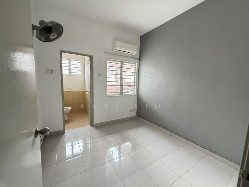 2-storey Terraced House for Sale in Taman Seri Austin (Tebrau) - Karl Lim - Bathroom - PropertyGuru.com.my