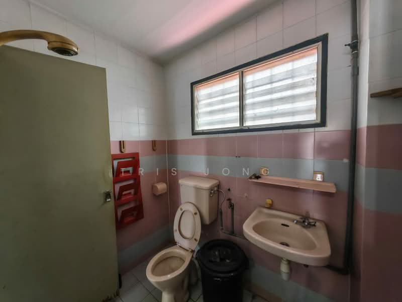 2-storey Terraced House for Sale in Serdang (Seri Kembangan) - Tris Jong - Bathroom - PropertyGuru.com.my