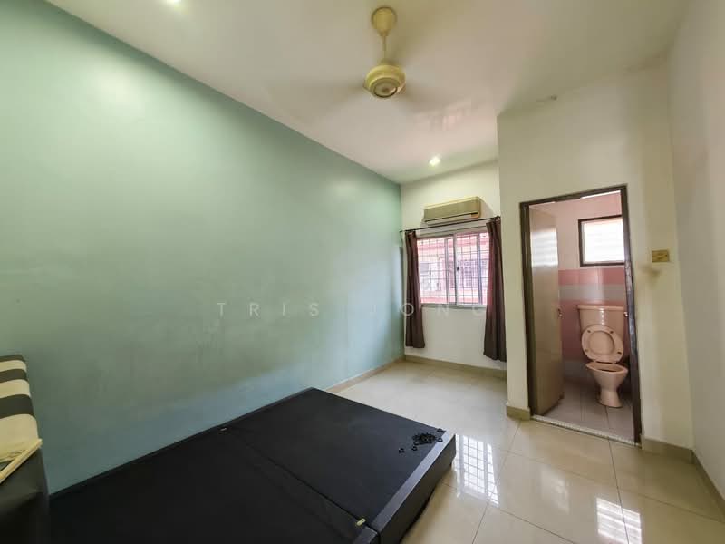 2-storey Terraced House for Sale in Serdang (Seri Kembangan) - Tris Jong - Bedroom - PropertyGuru.com.my