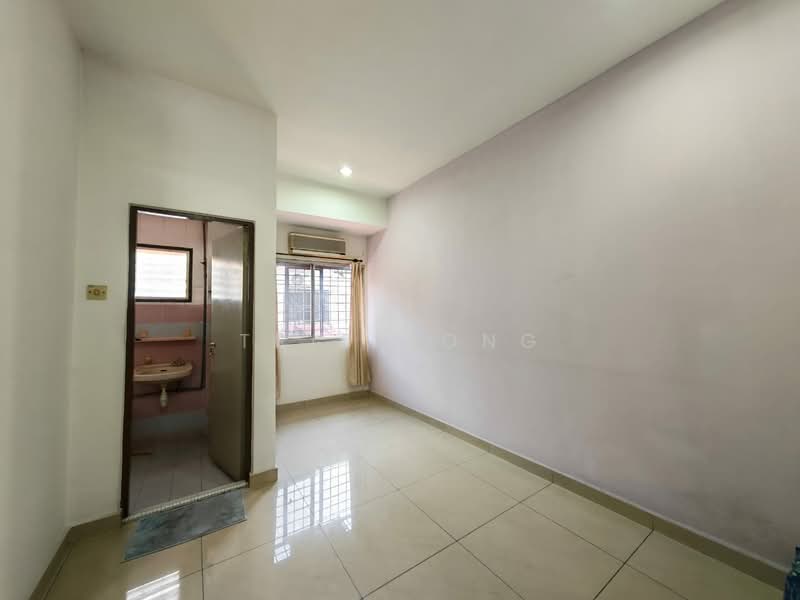 2-storey Terraced House for Sale in Serdang (Seri Kembangan) - Tris Jong - Interior - PropertyGuru.com.my