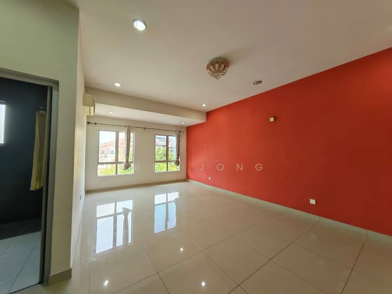 2-storey Terraced House for Sale in Serdang (Seri Kembangan) - Tris Jong - Living Room - PropertyGuru.com.my