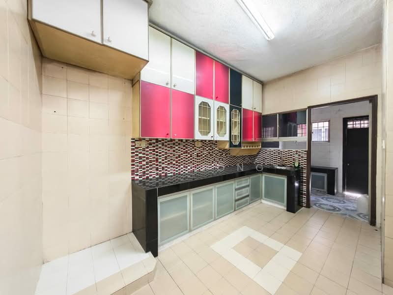 2-storey Terraced House for Sale in Serdang (Seri Kembangan) - Tris Jong - Kitchen - PropertyGuru.com.my