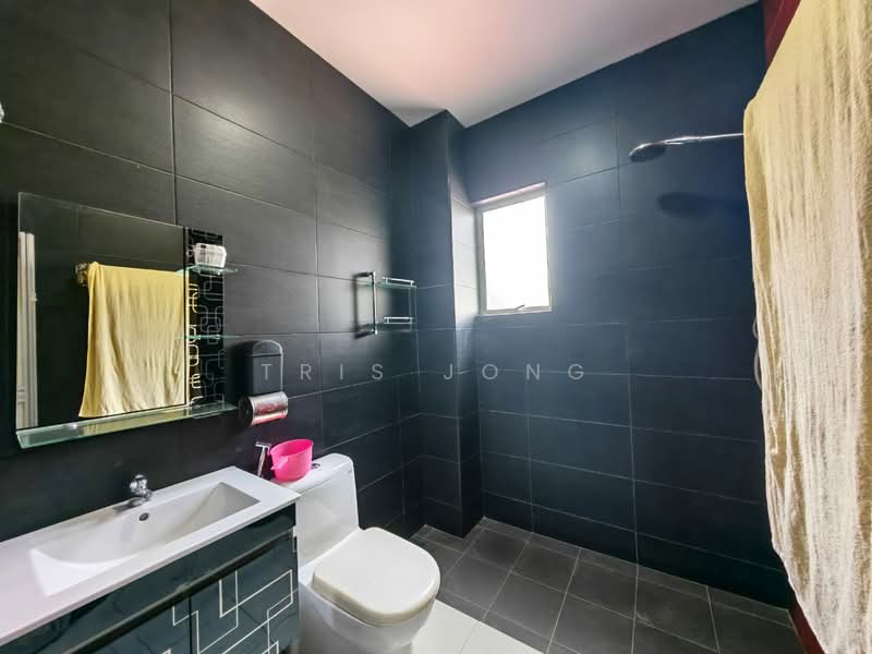 2-storey Terraced House for Sale in Serdang (Seri Kembangan) - Tris Jong - Bathroom - PropertyGuru.com.my