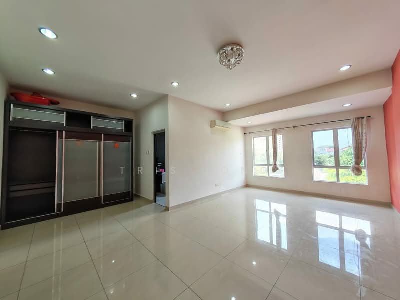 2-storey Terraced House for Sale in Serdang (Seri Kembangan) - Tris Jong - Living Room - PropertyGuru.com.my