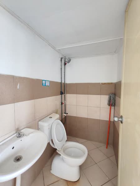 Pangsapuri untuk Dijual di Taman Satria Apartment - Joanne Lee - Bathroom - PropertyGuru.com.my