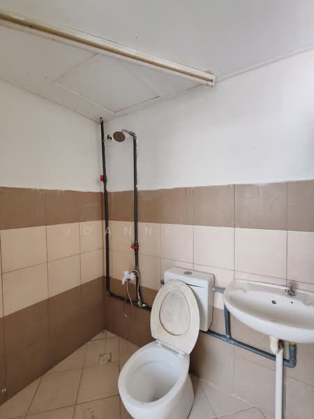 Pangsapuri untuk Dijual di Taman Satria Apartment - Joanne Lee - Bathroom - PropertyGuru.com.my