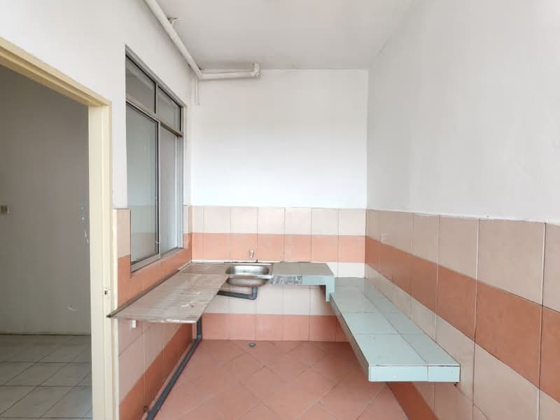 Pangsapuri untuk Dijual di Taman Satria Apartment - Joanne Lee - Kitchen - PropertyGuru.com.my