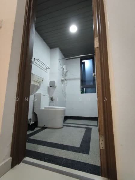 Kediaman Servis untuk Dijual di Country Garden Central Park - Ong Lih Shyan - Bathroom - PropertyGuru.com.my