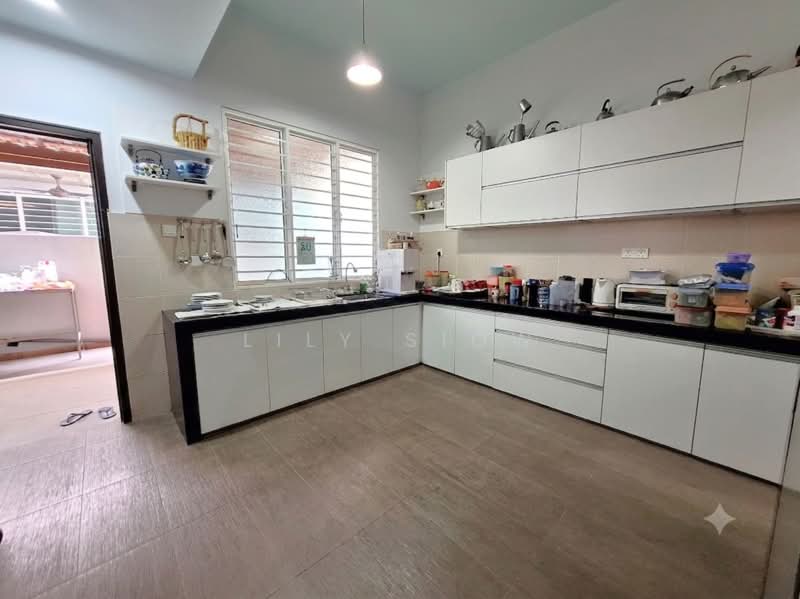 Semi-Detached House for Sale in Taman Equine (Seri Kembangan) - Lily Siow - Kitchen - PropertyGuru.com.my