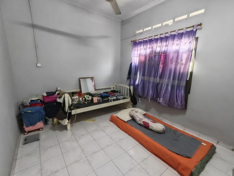 Rumah Teres 1 Tingkat untuk Dijual di Taman Ungku Tun Aminah (Skudai) - Yvonne Lim - Bedroom - PropertyGuru.com.my