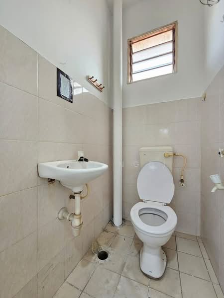 Rumah Teres 2 Tingkat untuk Dijual di Taman Setia Indah (Tebrau) - Jane Ngoi - Bathroom - PropertyGuru.com.my