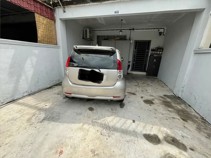 Rumah Teres 2 Tingkat untuk Dijual di Taman Scientex Pasir Gudang (Pasir Gudang) - Daniel Yong - Car Park - PropertyGuru.com.my